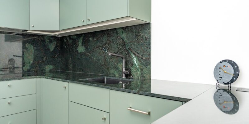 Diorite Verde – magnificient emerald green granite adorns IKEA kitchen furniture